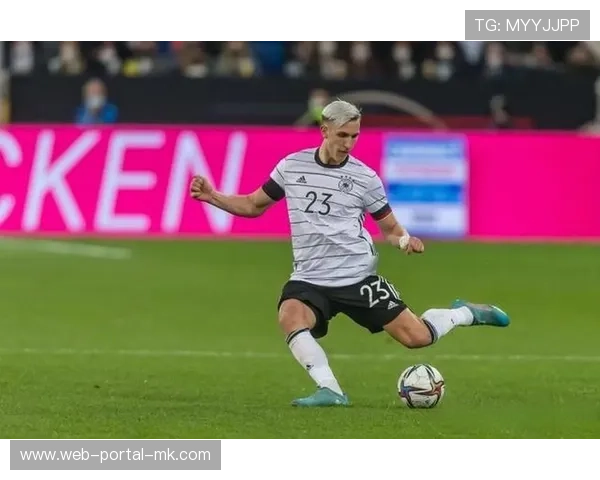 雷尔森定位球传中，施洛特贝克头球攻门被考阿没收