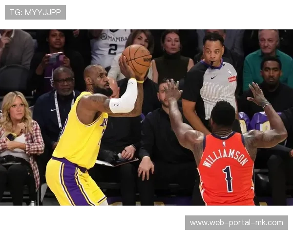 詹姆斯关键时刻封盖巴恩斯，湖人下半场逆转奠定胜局