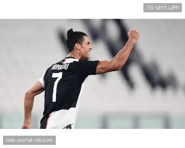 镜头记录：场边球童快速发球，助多特完成一次经典反击进球